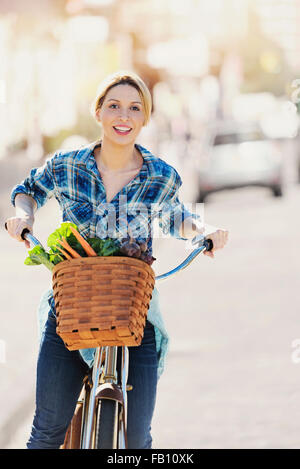 Porträt der jungen Frau mit Fahrrad Stockfoto
