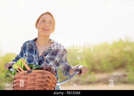 Porträt der jungen Frau mit Fahrrad Stockfoto