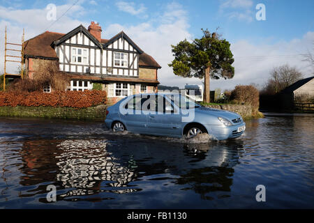 Combe, Herefordshire, England. 7. Januar 2016. UK-Wetter. Ein Auto verhandelt die überfluteten B4362 in Combe an der Grenze von England-Wales verbindet Presteigne, Powys mit Shobdon, Herefordshire. Die lokalen Hindwell Brook hat seinen Ufern platzen, wie große Mengen an Wasser weiter von vorgelagerten in Wales nach unten fortgesetzt. Stockfoto