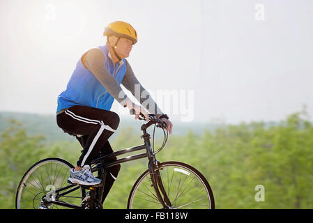 Reifer Mann Reiten Fahrrad Stockfoto