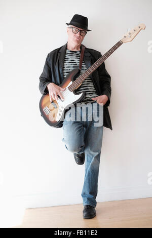 Porträt von cool Mann mit Bass-Gitarre Stockfoto