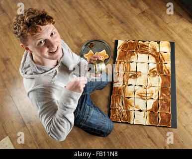 Walisischer Künstler Nathan Wyburn mit seinem Porträt von Kate Middleton von Marmite verbreiten auf geröstetem Brot gemacht. Stockfoto
