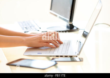 Hände auf Laptoptastatur tippen Stockfoto
