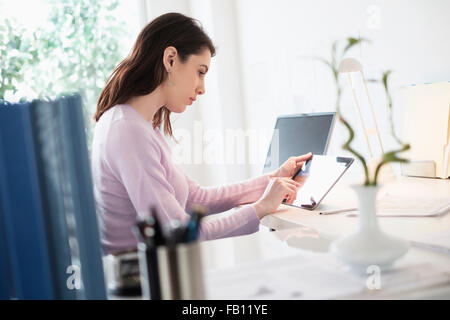 Junge Frau mit digitalen Tablet Stockfoto