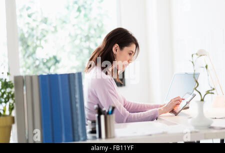 Junge Frau mit digitalen Tablet Stockfoto
