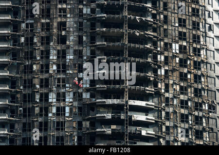 Dubai, Vereinigte Arabische Emirate. 7. Januar 2016. Arbeiter Abseilen die ausgenommene Fassade des The Address Hotel nach Brand verwüstet das Gebäude am Silvester Eve 2016. Inspektion und Reparaturen haben begonnen und das Hotel vollständig repariert und wieder geöffnet werden soll. Bildnachweis: Iain Masterton/Alamy Live-Nachrichten Stockfoto