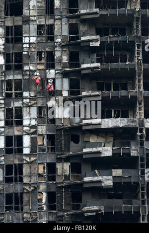 Dubai, Vereinigte Arabische Emirate. 7. Januar 2016. Arbeiter Abseilen die ausgenommene Fassade des The Address Hotel nach Brand verwüstet das Gebäude am Silvester Eve 2016. Inspektion und Reparaturen haben begonnen und das Hotel vollständig repariert und wieder geöffnet werden soll. Bildnachweis: Iain Masterton/Alamy Live-Nachrichten Stockfoto