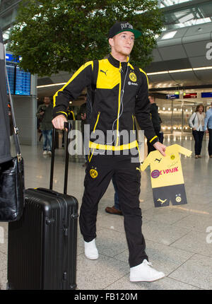 Düsseldorf, Deutschland. 7. Januar 2016. Dortmunder Marco Reus am Düsseldorfer Flughafen vor der Abreise ins Trainingslager in Dubai, in Düsseldorf, 7. Januar 2016 abgebildet. Borussia Dortmund werden in Dubai bis zum 16 Januar, für die zweite Hälfte der Bundesliga-Saison vorzubereiten. Foto: GUIDO KIRCHNER/DPA/Alamy Live-Nachrichten Stockfoto