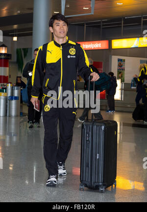 Düsseldorf, Deutschland. 7. Januar 2016. Dortmunds Shinji Kagawa im Bild am Düsseldorfer Flughafen vor der Abreise ins Trainingslager in Dubai, in Düsseldorf, 7. Januar 2016. Borussia Dortmund werden in Dubai bis zum 16 Januar, für die zweite Hälfte der Bundesliga-Saison vorzubereiten. Foto: GUIDO KIRCHNER/DPA/Alamy Live-Nachrichten Stockfoto