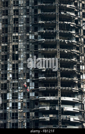 Dubai, Vereinigte Arabische Emirate. 7. Januar 2016. Arbeiter Abseilen die ausgenommene Fassade des The Address Hotel nach Brand verwüstet das Gebäude am Silvester Eve 2016. Inspektion und Reparaturen haben begonnen und das Hotel vollständig repariert und wieder geöffnet werden soll. Bildnachweis: Iain Masterton/Alamy Live-Nachrichten Stockfoto