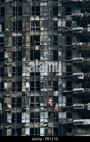 Dubai, Vereinigte Arabische Emirate. 7. Januar 2016. Arbeiter Abseilen die ausgenommene Fassade des The Address Hotel nach Brand verwüstet das Gebäude am Silvester Eve 2016. Inspektion und Reparaturen haben begonnen und das Hotel vollständig repariert und wieder geöffnet werden soll. Bildnachweis: Iain Masterton/Alamy Live-Nachrichten Stockfoto