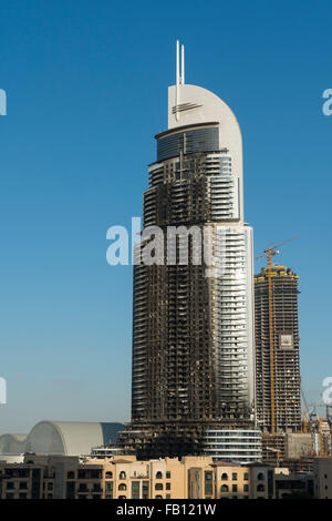 Dubai, Vereinigte Arabische Emirate. 7. Januar 2016. Blick auf die ausgenommene Fassade des The Address Hotel nach Brand verwüstet das Gebäude am Silvester Eve 2016. Inspektion und Reparaturen haben begonnen und das Hotel vollständig repariert und wieder geöffnet werden soll. Bildnachweis: Iain Masterton/Alamy Live-Nachrichten Stockfoto