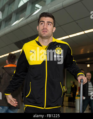 Düsseldorf, Deutschland. 7. Januar 2016. Dortmunder Sokratis am Düsseldorfer Flughafen vor der Abreise ins Trainingslager in Dubai, in Düsseldorf, 7. Januar 2016 abgebildet. Borussia Dortmund werden in Dubai bis zum 16 Januar, für die zweite Hälfte der Bundesliga-Saison vorzubereiten. Foto: GUIDO KIRCHNER/DPA/Alamy Live-Nachrichten Stockfoto