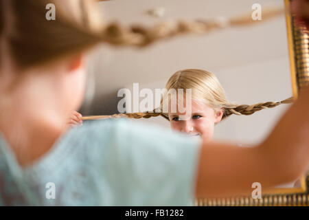 Mädchen (6-7) Reflexion im Spiegel Stockfoto