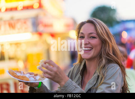 Frau Trichter Kuchen auf Kirmes Essen Stockfoto