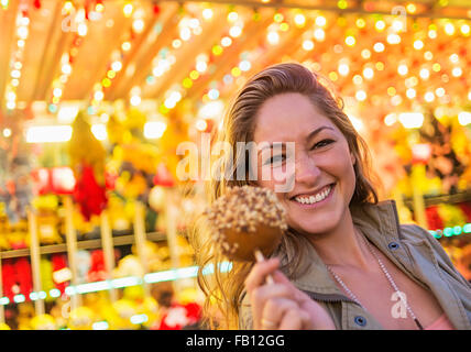 Frau mit Karamell Apfel Jahrmarkt Stockfoto
