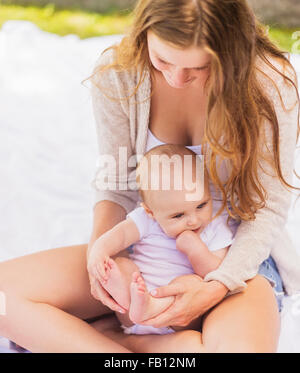 Mutter mit Baby Boy (6-11 Monate) sitzen Stockfoto