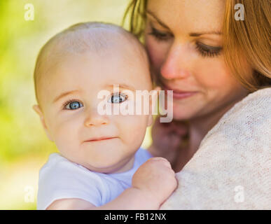 Mutter mit Baby Boy (6-11 Monate) Stockfoto