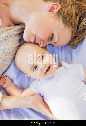 Mutter mit Baby (6-11 Monate) hinlegen Stockfoto