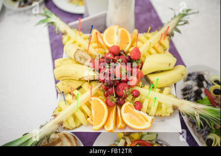 gut aussehende und leckere Ananas auf Hochzeitsfeier Stockfoto