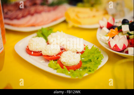 gut aussehende und leckeres Essen auf Hochzeitsfeier Stockfoto