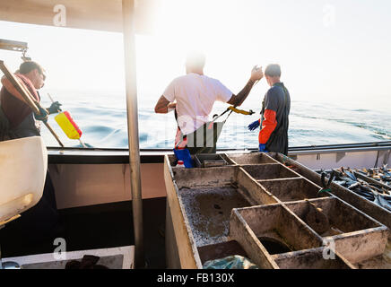 Fischer, die Arbeiten am Boot Stockfoto