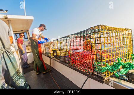 Drei Fischer arbeiten am Boot Stockfoto