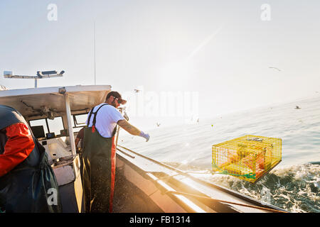 Fischer arbeitet an Fischerboot Stockfoto