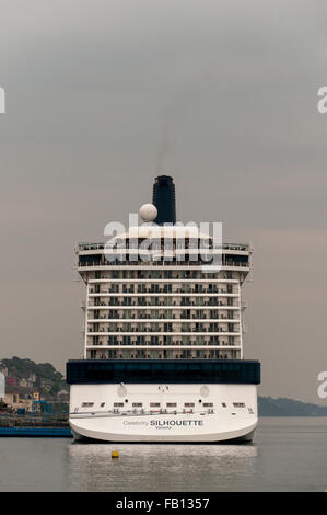 Die Silhouette des luxuriösen Kreuzfahrtschiffes Celebrity Silhouette ist im Juni 2015 im Cobh Cruise Terminal, Cork Harbour, Irland, vertäut. Stockfoto