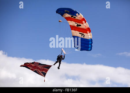 RAF Falcolns Fallschirm anzeigen Team Land bei Chester Races während einem Rennen treffen. 29.09.12. Es war die Falcolns letzten Sprung o Anzeige Stockfoto