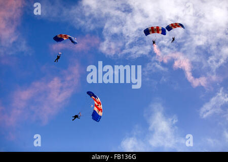 RAF Falcolns Fallschirm anzeigen Team Land bei Chester Races während einem Rennen treffen. 29.09.12. Es war die Falcolns letzten Sprung o Anzeige Stockfoto