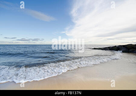 Meeresblick vom Sandstrand entfernt Stockfoto