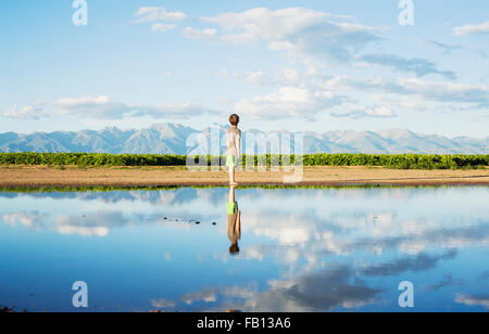 Junge (6-7) Stand am Rand des Wassers Stockfoto