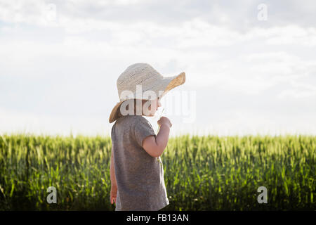 Porträt eines Mädchens im Strohhut Stockfoto