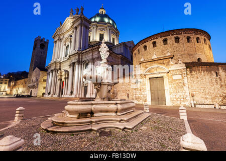 Piazza Paolo VI, Brunnen mit Duomo Nuovo im Hintergrund Stockfoto