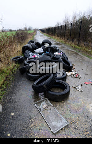 Fliege auf einen Feldweg Straße entsorgt Müll gekippt. Stockfoto