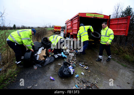 Fliegen Sie kippte Müll abgeladen auf einem Feldweg Weg von Rates Arbeitnehmer gesammelt. Stockfoto