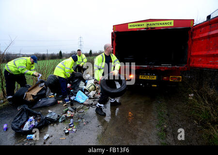 Fliegen Sie kippte Müll abgeladen auf einem Feldweg Weg von Rates Arbeitnehmer gesammelt. Stockfoto