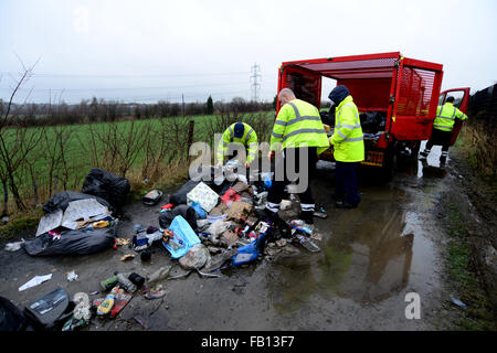 Fliegen Sie kippte Müll abgeladen auf einem Feldweg Weg von Rates Arbeitnehmer gesammelt. Stockfoto