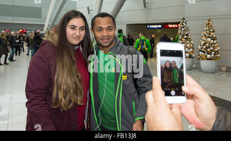 Düsseldorf, Deutschland. 7. Januar 2016. Gladbach Raffael hat ein Bild mit einem Ventilator am Düsseldorfer Flughafen vor der Abreise ins Trainingslager in Belek, Türkei, in Düsseldorf, 7. Januar 2016. Borussia Moenchengladbach werden in der Türkei, für die zweite Hälfte der Bundesliga-Saison vorzubereiten. Foto: GUIDO KIRCHNER/DPA/Alamy Live-Nachrichten Stockfoto