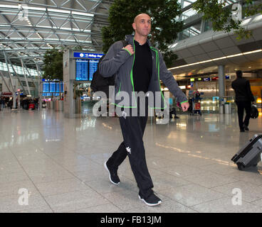 Düsseldorf, Deutschland. 7. Januar 2016. Gladbach Kopf Reisebus-abgebildet Andre Schubert am Düsseldorfer Flughafen vor der Abreise ins Trainingslager in Belek, Türkei, in Düsseldorf, 7. Januar 2016. Borussia Moenchengladbach werden in der Türkei, für die zweite Hälfte der Bundesliga-Saison vorzubereiten. Foto: GUIDO KIRCHNER/DPA/Alamy Live-Nachrichten Stockfoto