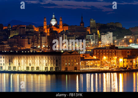 Altstadt von Genua durch den Hafen Stockfoto