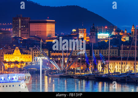 Altstadt von Genua durch den Hafen Stockfoto