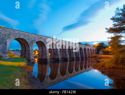 Die berühmten 12 Bogenbrücke in Ballydehob, West Cork, Irland bei Sonnenuntergang mit kopieren. Stockfoto