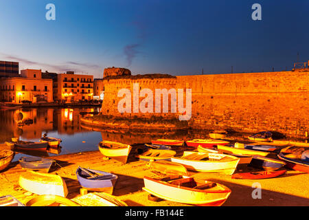 Marina und Castello Angiono bei Sonnenaufgang Stockfoto