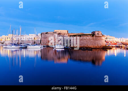 Marina und Castello Angiono bei Sonnenaufgang Stockfoto