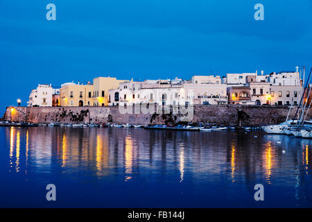 Marina und Castello Angiono bei Sonnenaufgang Stockfoto