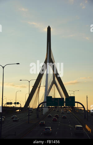 Blick von Leonard P Zakim Bunker Hill Bridge bei Sonnenuntergang Stockfoto