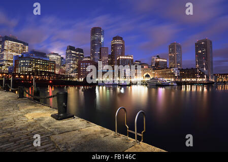 Wasser spiegelt sich in Fort Point Channel im Morgengrauen Stockfoto