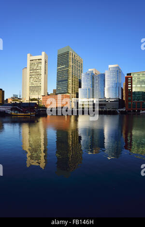 Stadt am Wasser spiegelt sich in Fort Point Channel Stockfoto